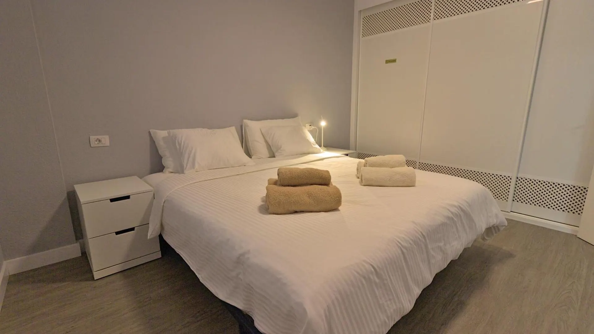 Large Modern Apartment With Terrace & Heated Pool アロナ