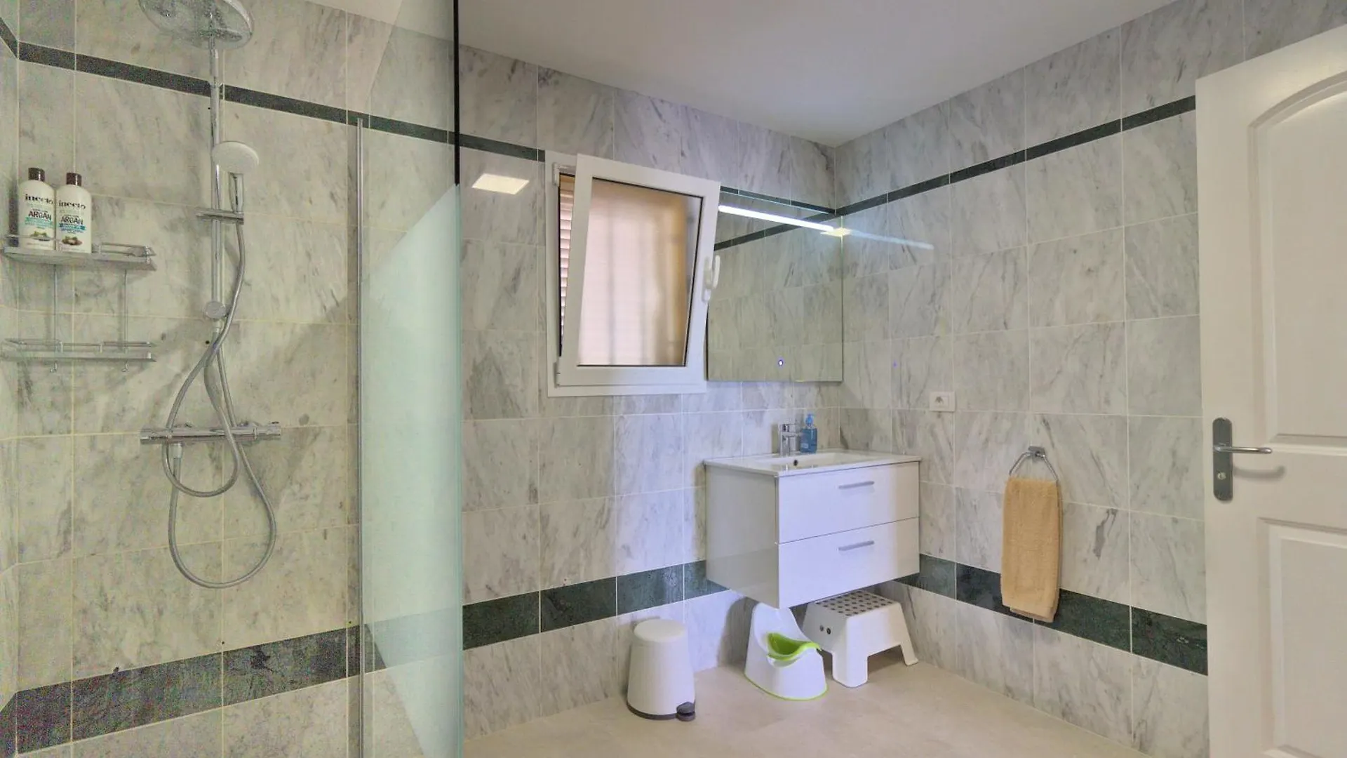 Large Modern Apartment With Terrace & Heated Pool アロナ