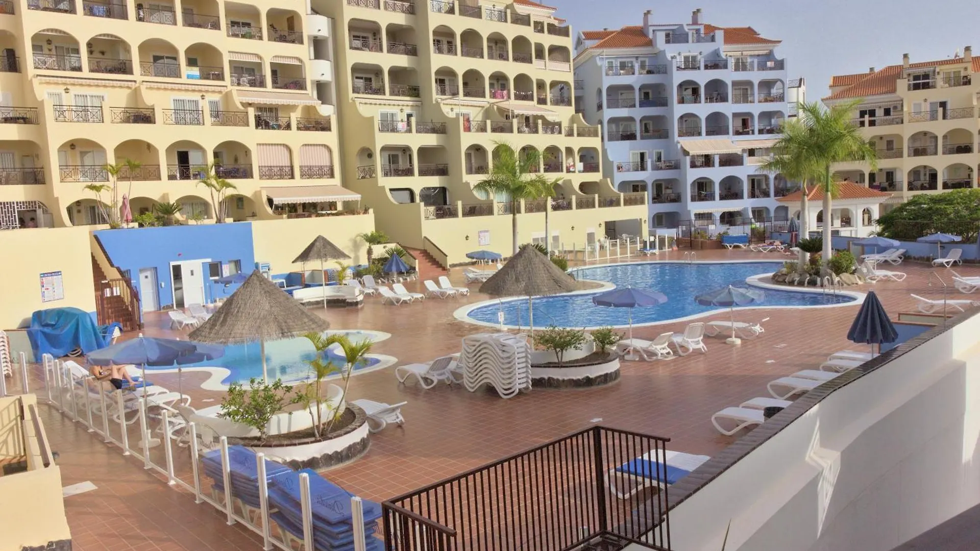 Large Modern Apartment With Terrace & Heated Pool アロナ スペイン