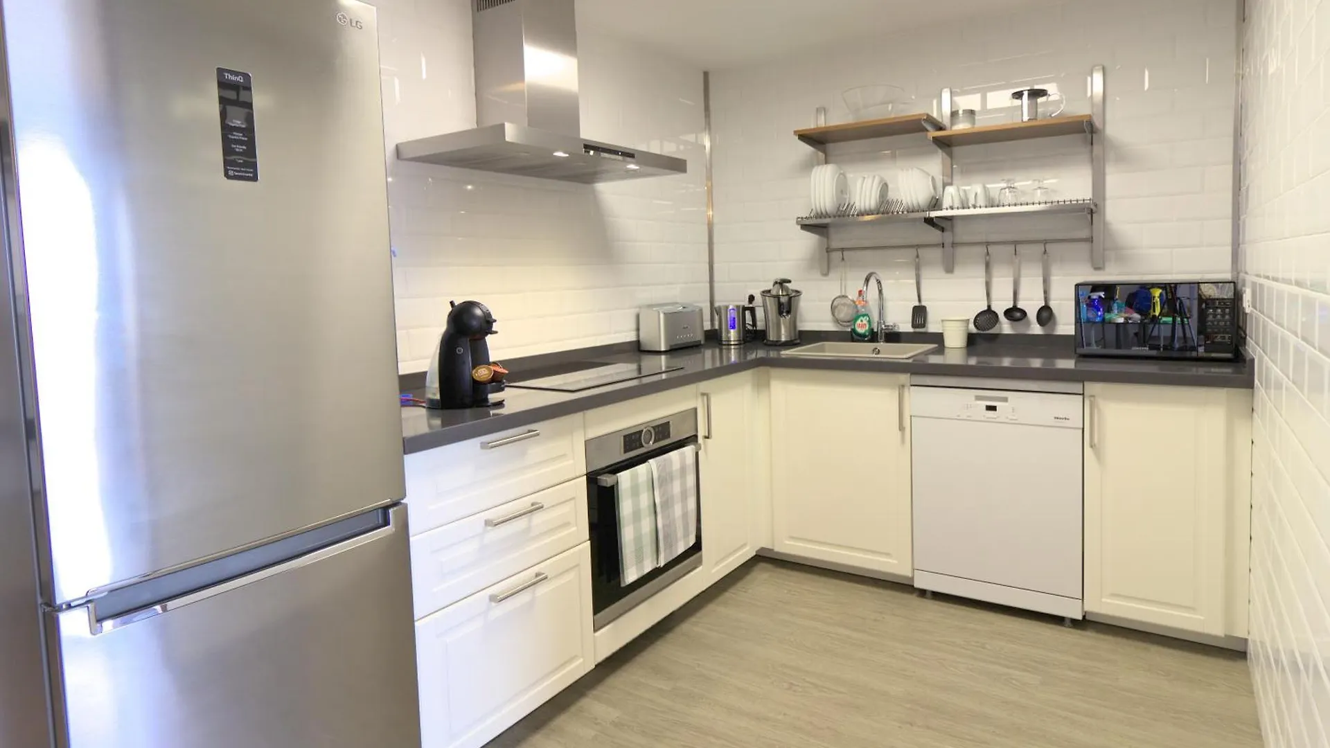 Large Modern Apartment With Terrace & Heated Pool アロナ
