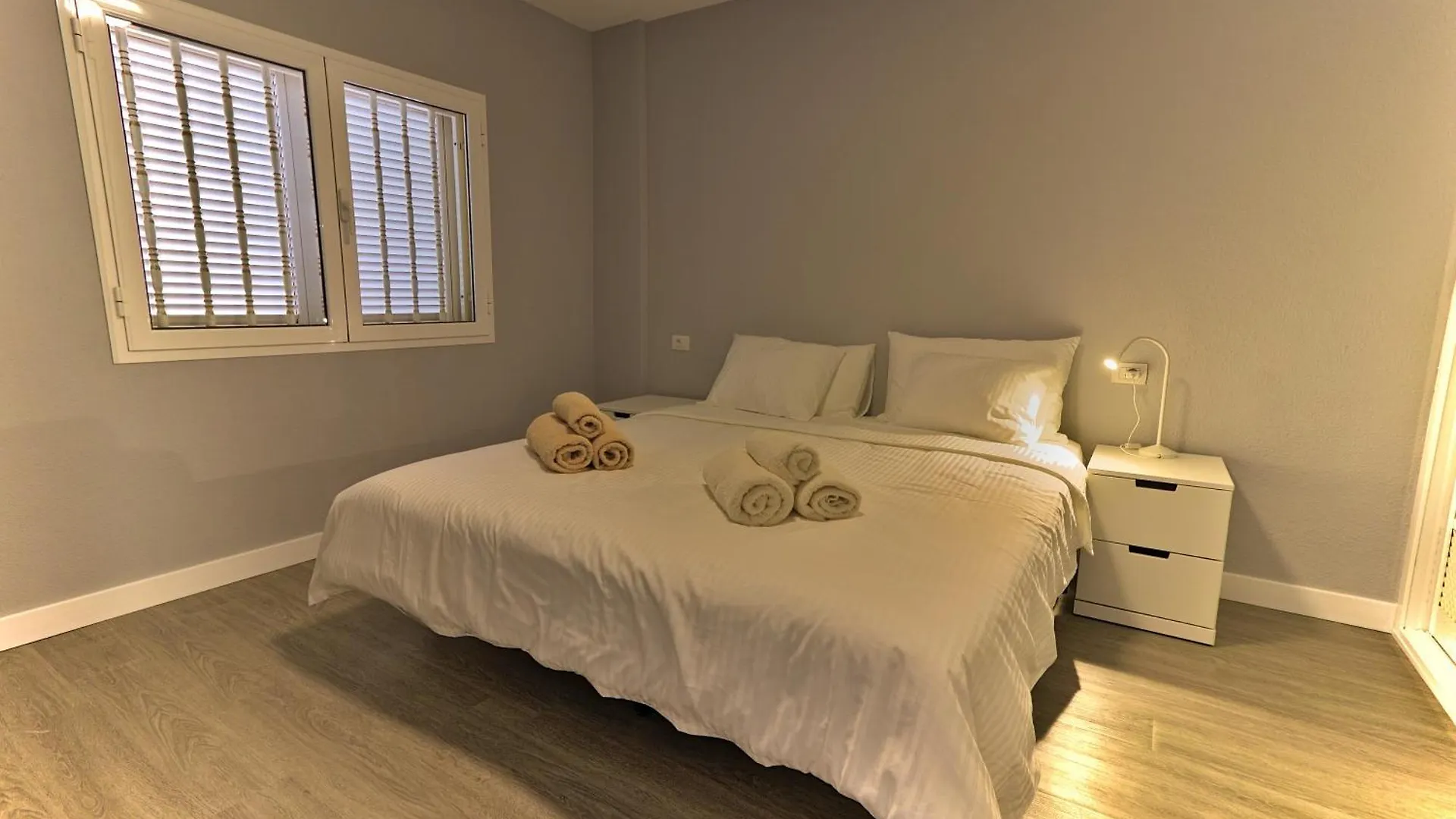 Large Modern Apartment With Terrace & Heated Pool アロナ